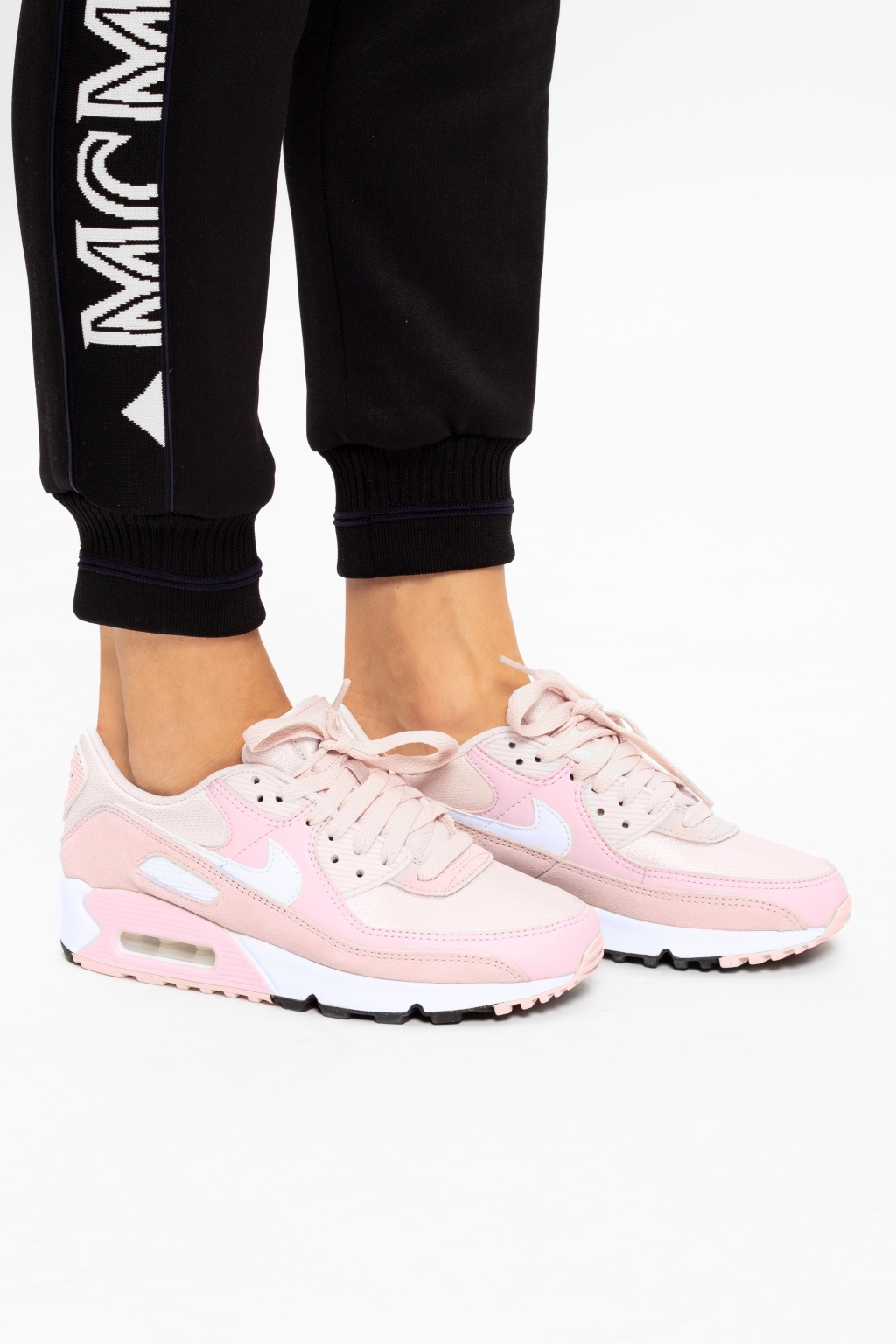 Pink air 2024 max 90 outfit